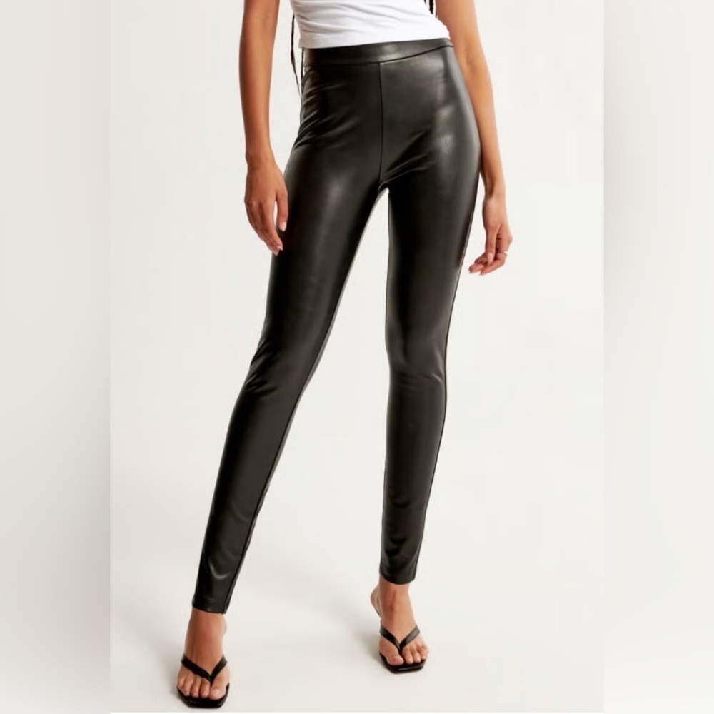 Abercrombie & Fitch Faux‎ Vegan Leather in Black, Size M